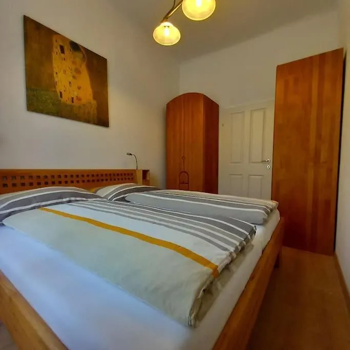 Altbauwohnung Neu Saniert - Fuer Familien Geeignet Vídeň