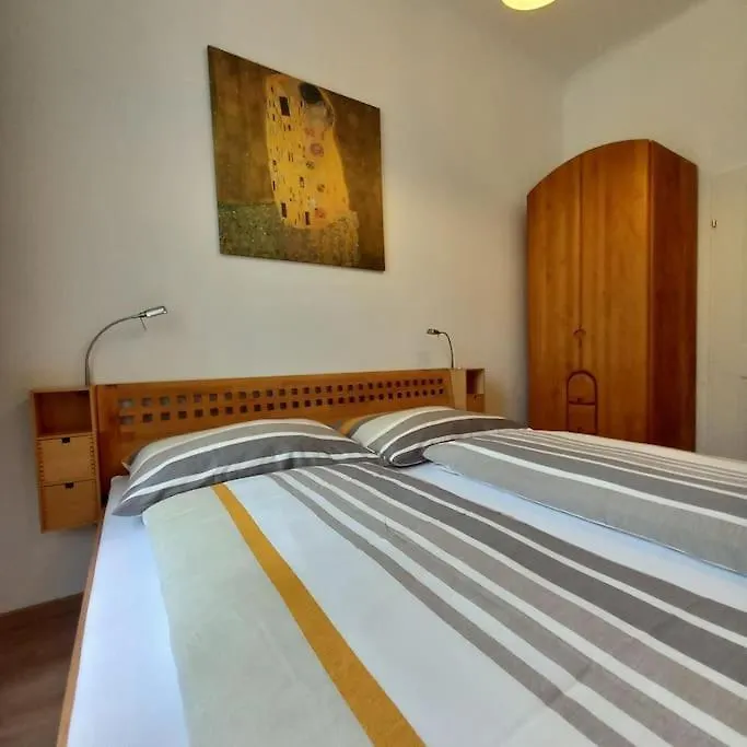 Altbauwohnung Neu Saniert - Fuer Familien Geeignet Vídeň